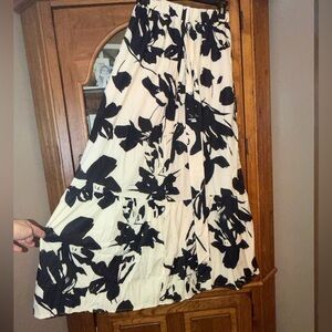 NEW NWOT Sz 4/Sm Floral Black/Cream Women's Skirt. w/detached belt. Belt loop